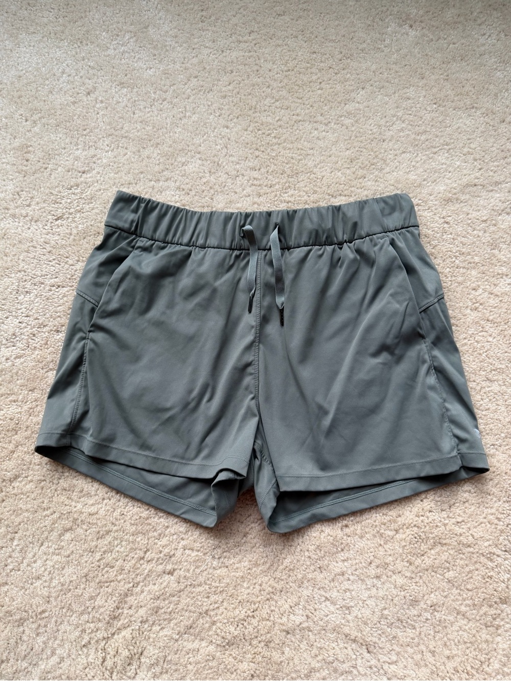 Willit Women’s Olive Green Mid Rise Outdoor Shorts - Size M - EUC - Stretch